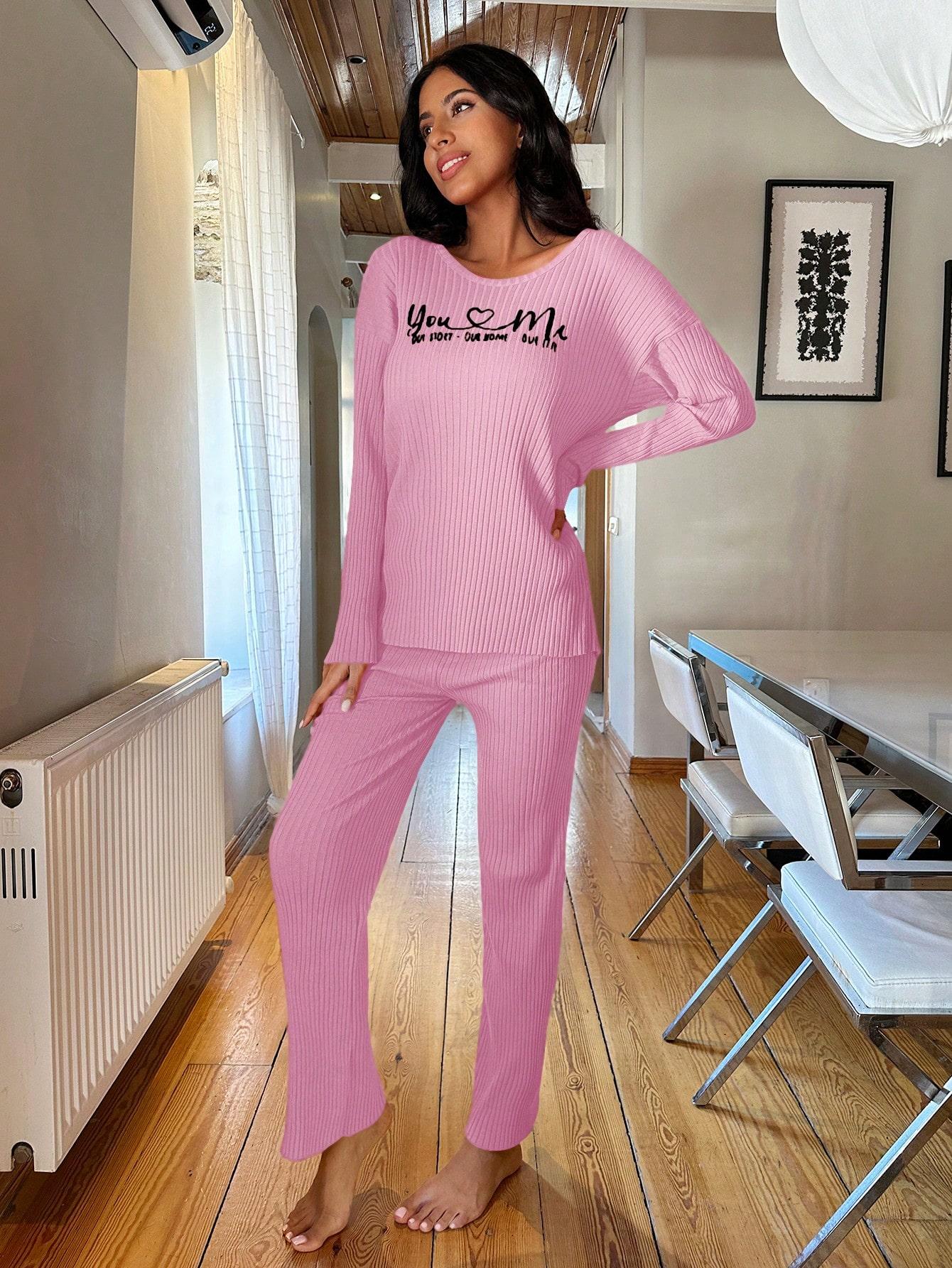 różowa piżama prążkowana spodnie bluzka print 