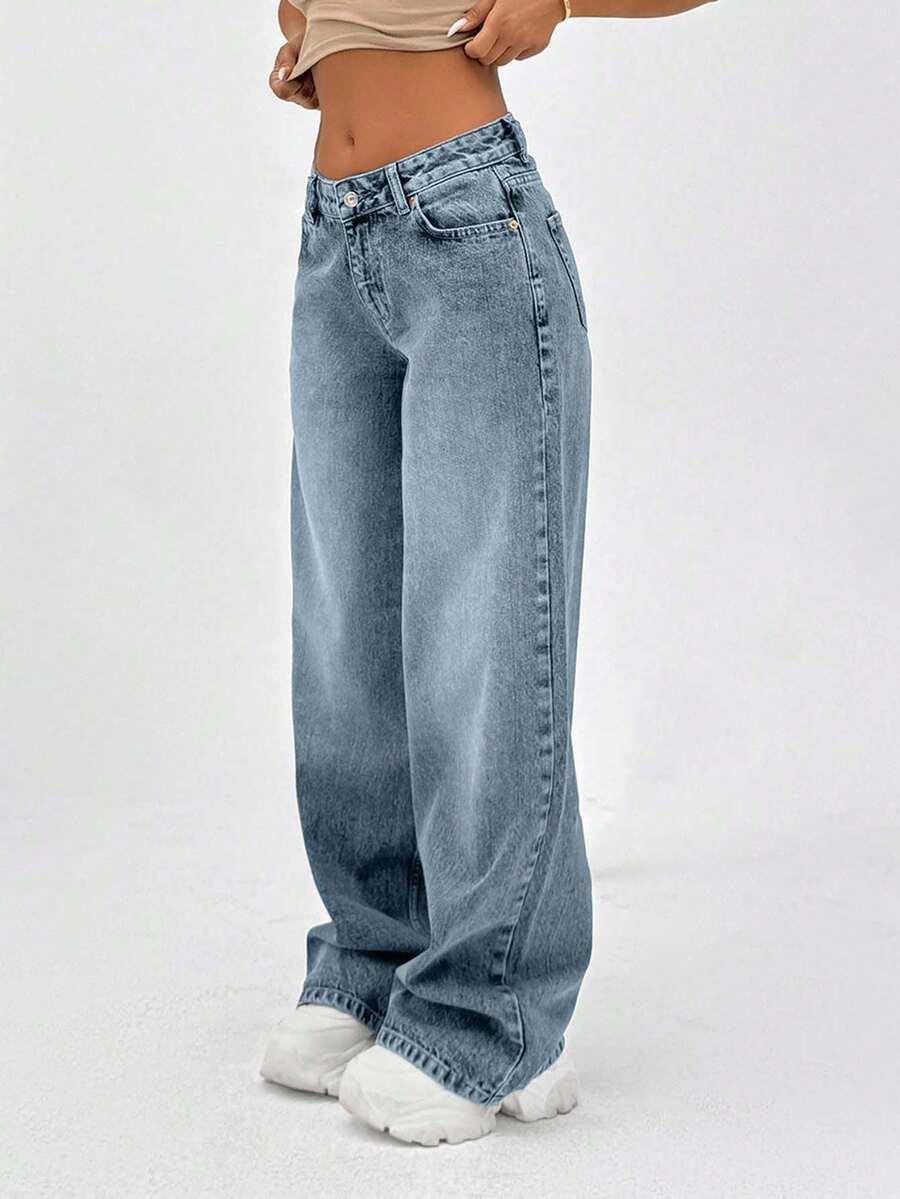 niebieskie spodnie jeans