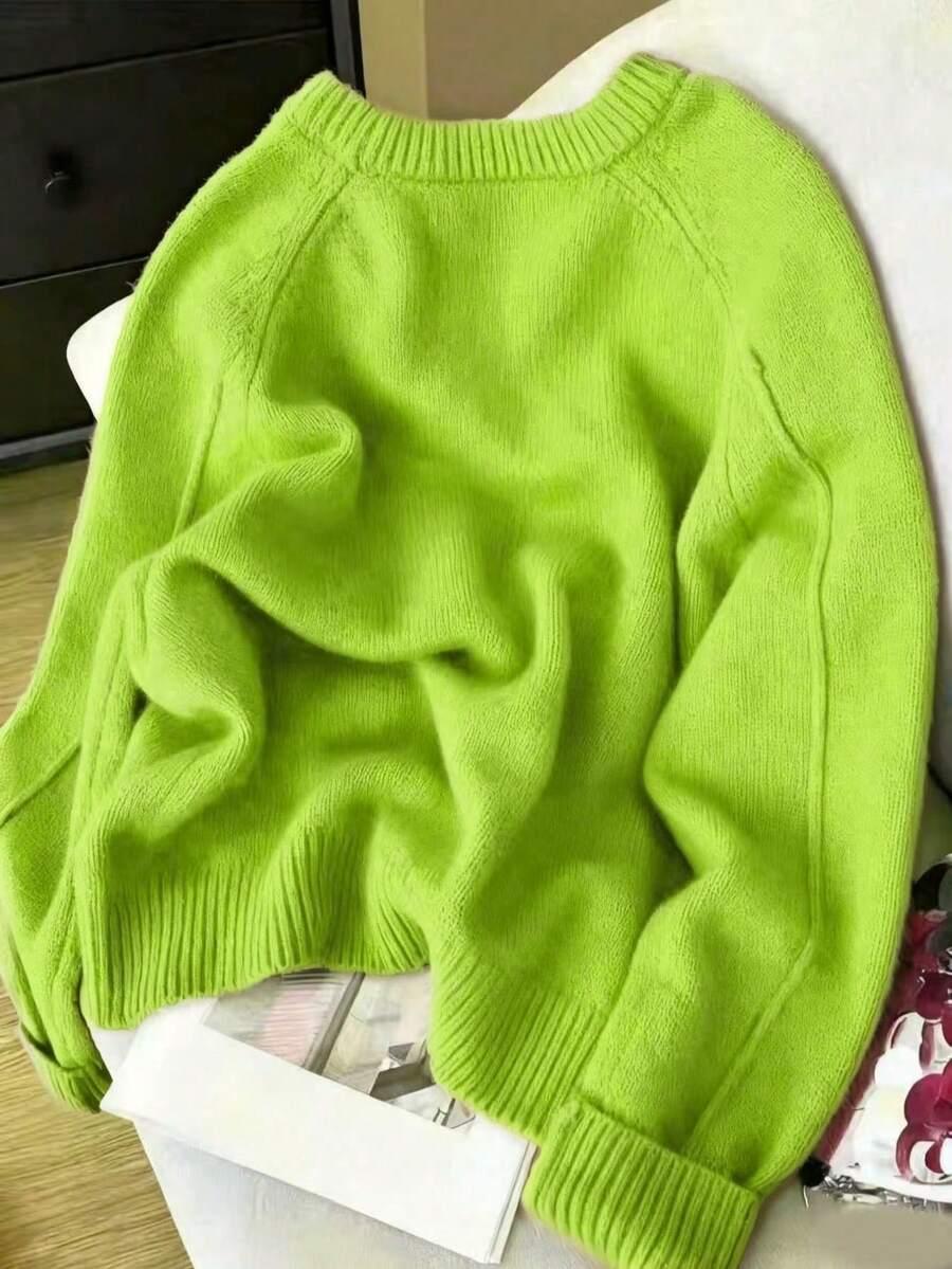 zielony sweter okrągły dekolt 