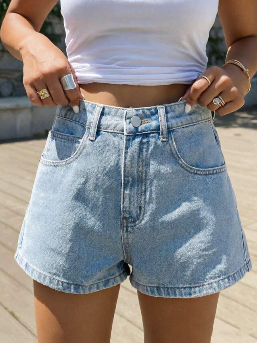 niebieskie krótkie spodenki jeans