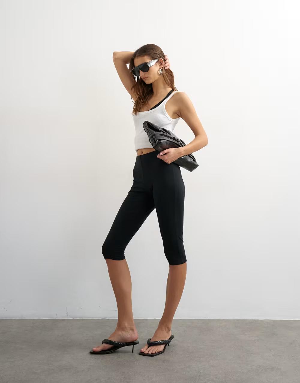 CZARNE LEGGINSY PRZED KOLANO