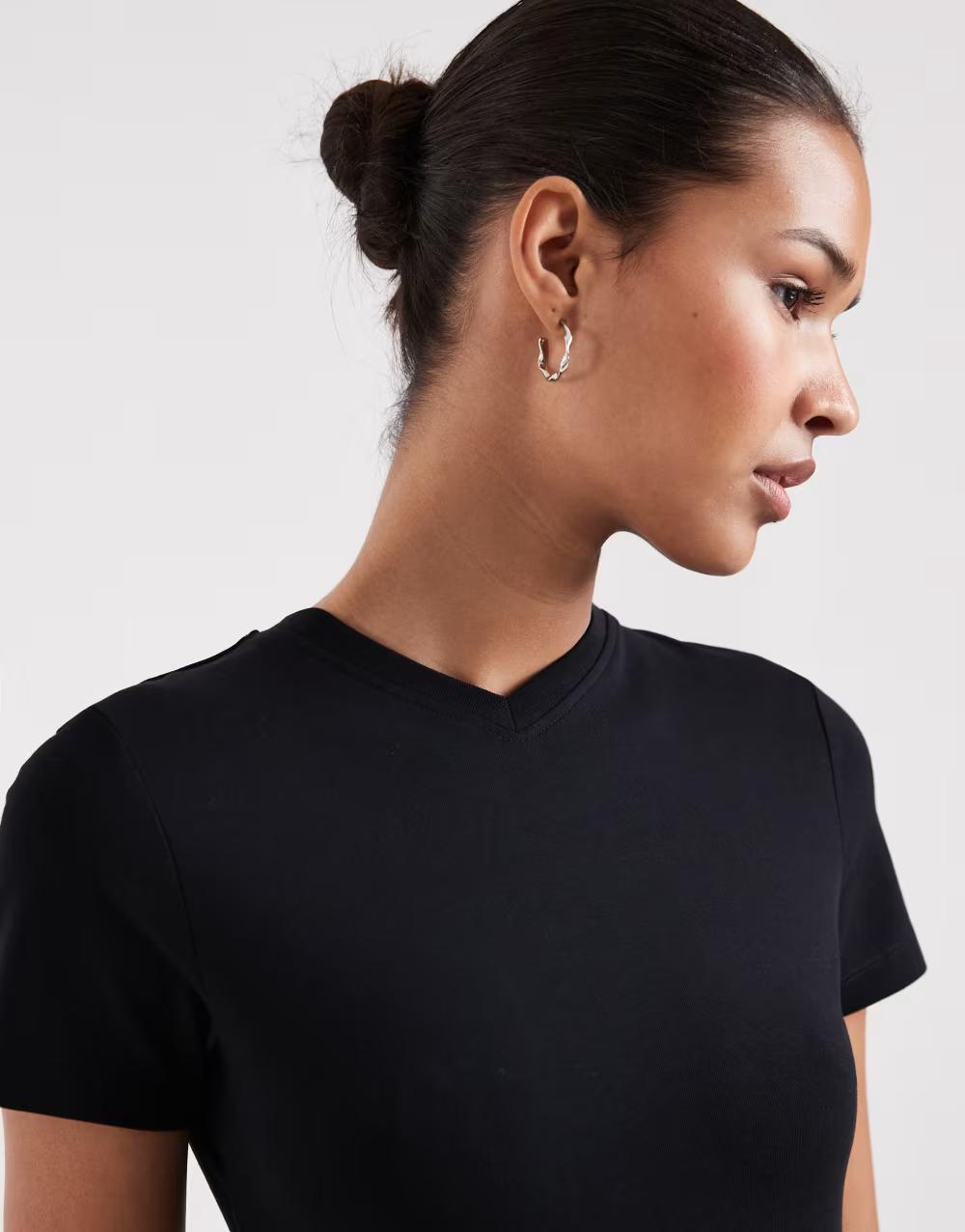 CZARNA DOPASOWANA BLUZKA KRÓTKI RĘKAW V-NECK