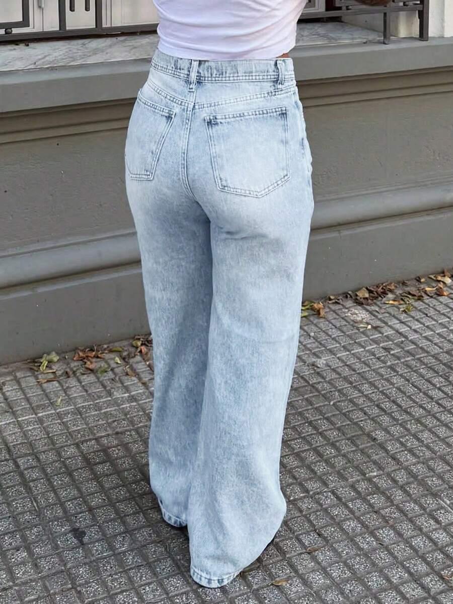 niebieskie spodnie jeans