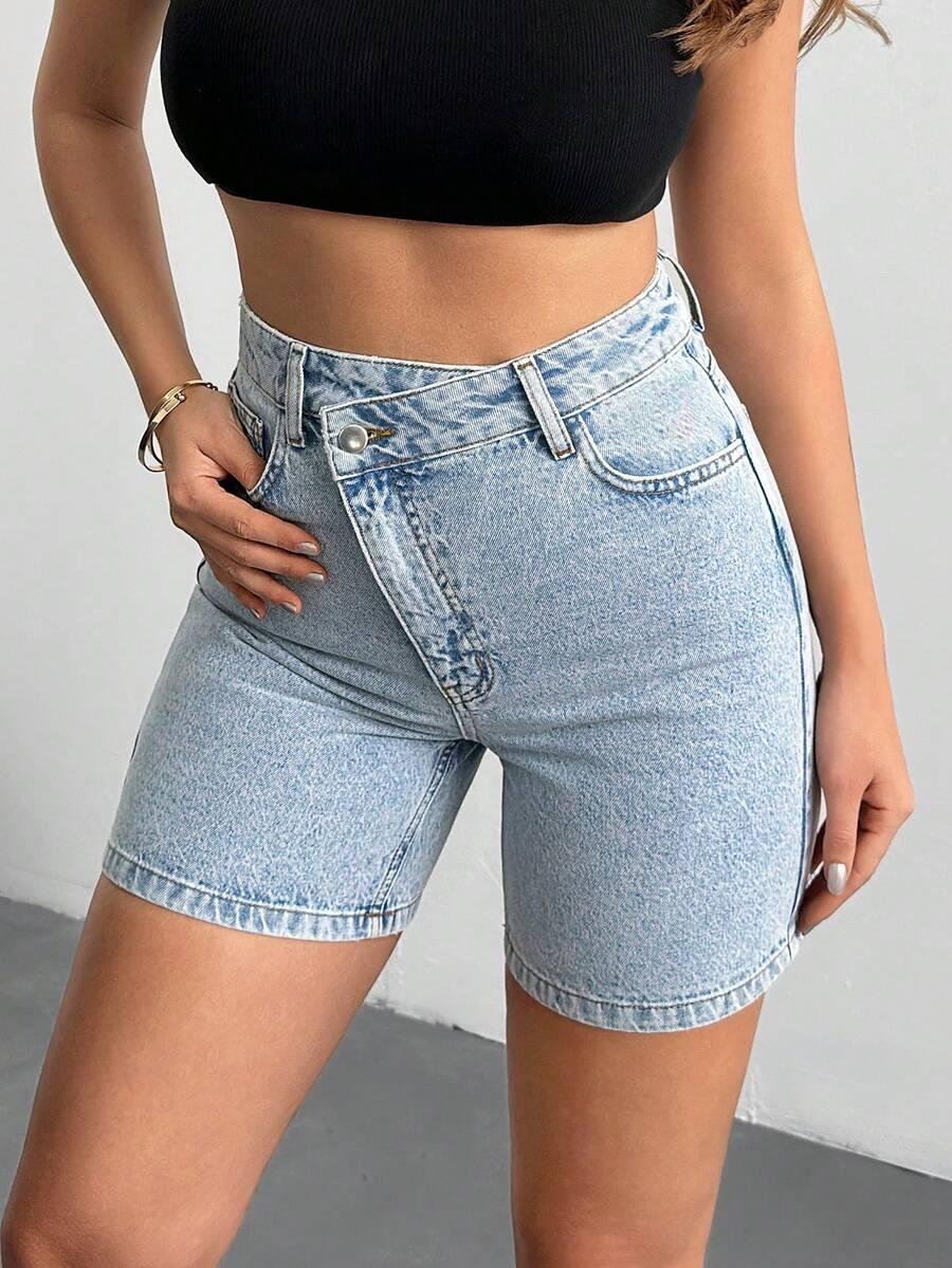 niebieskie spodenki jeans