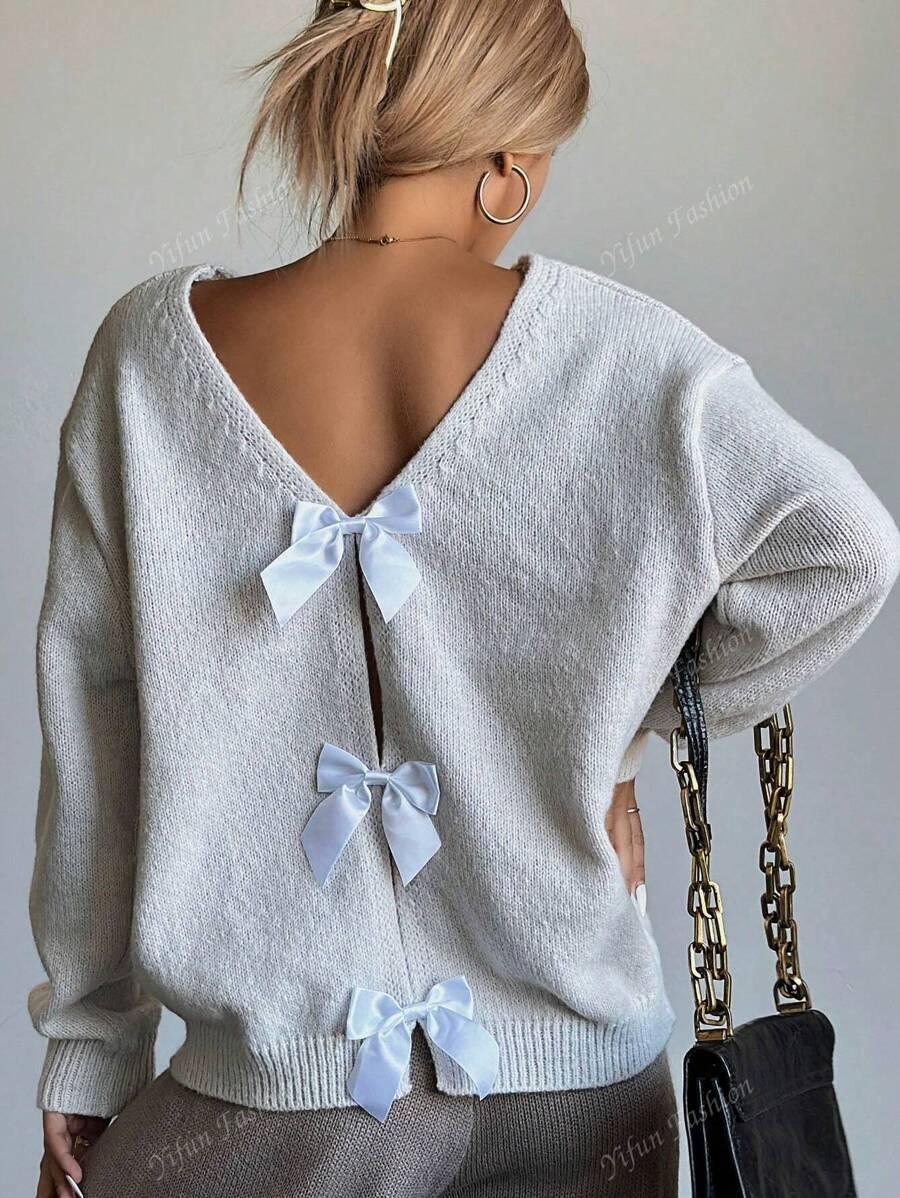 BEŻOWY SWETER KOKARDY 