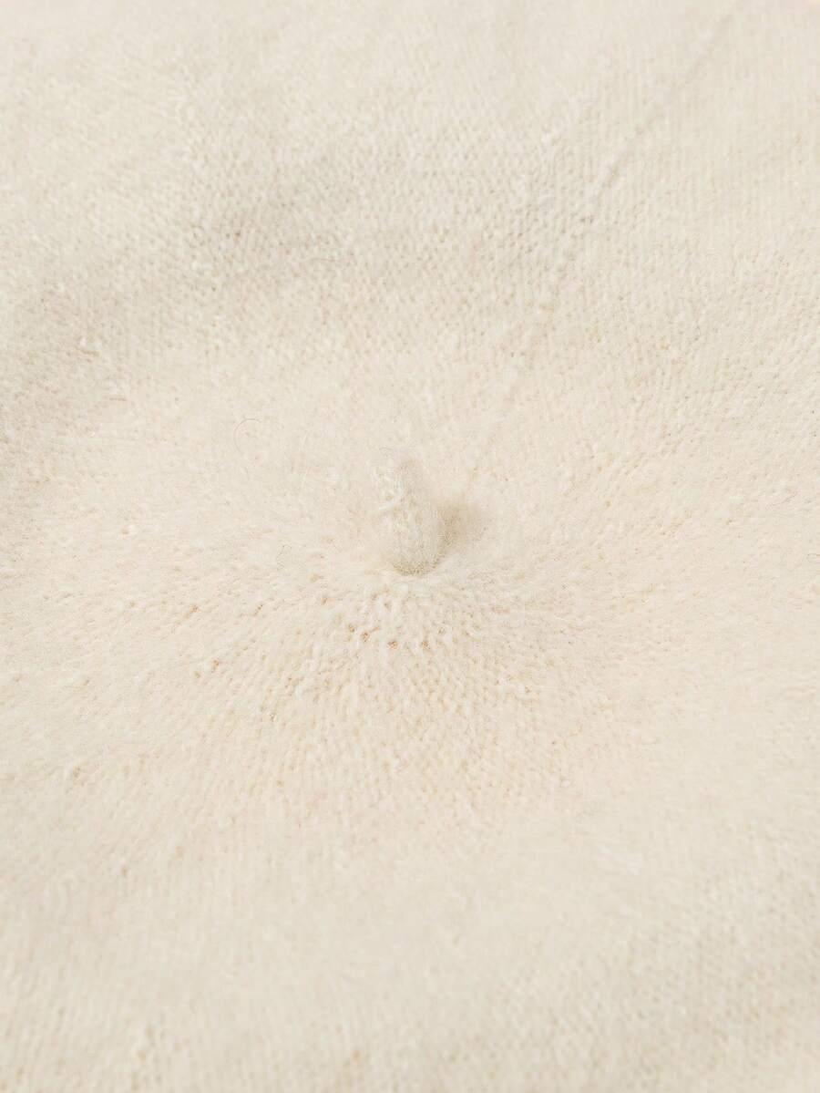 beżowy beret na głowę