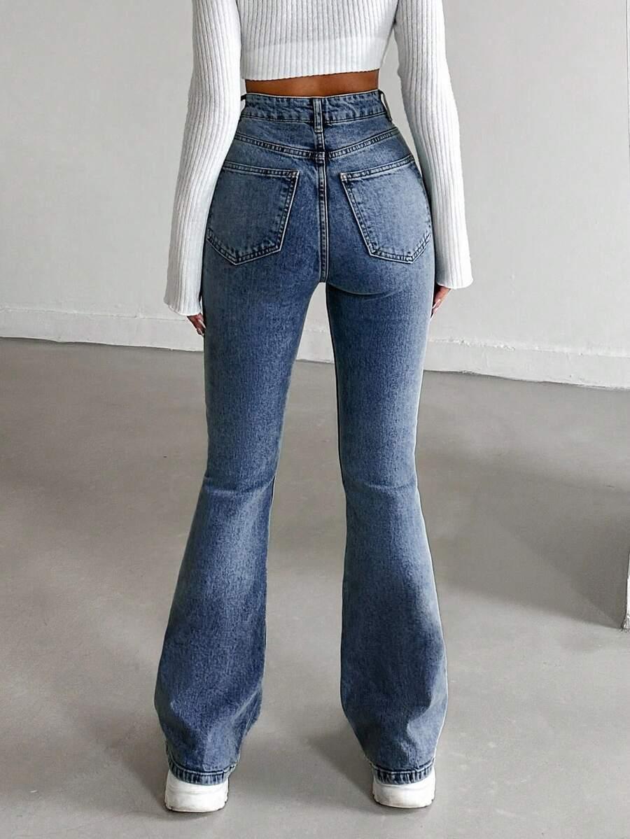 niebieskie spodnie jeans