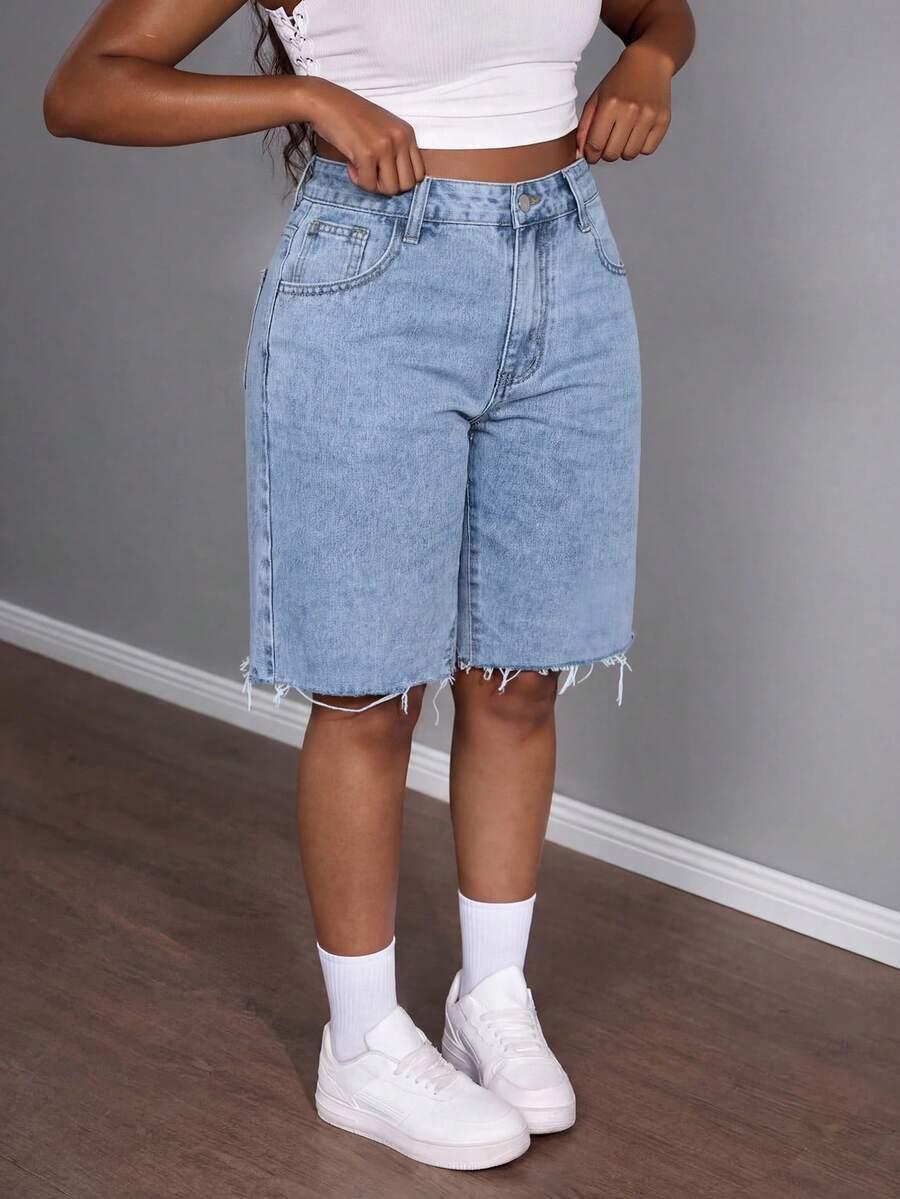 niebieskie krótkie spodenki jeans