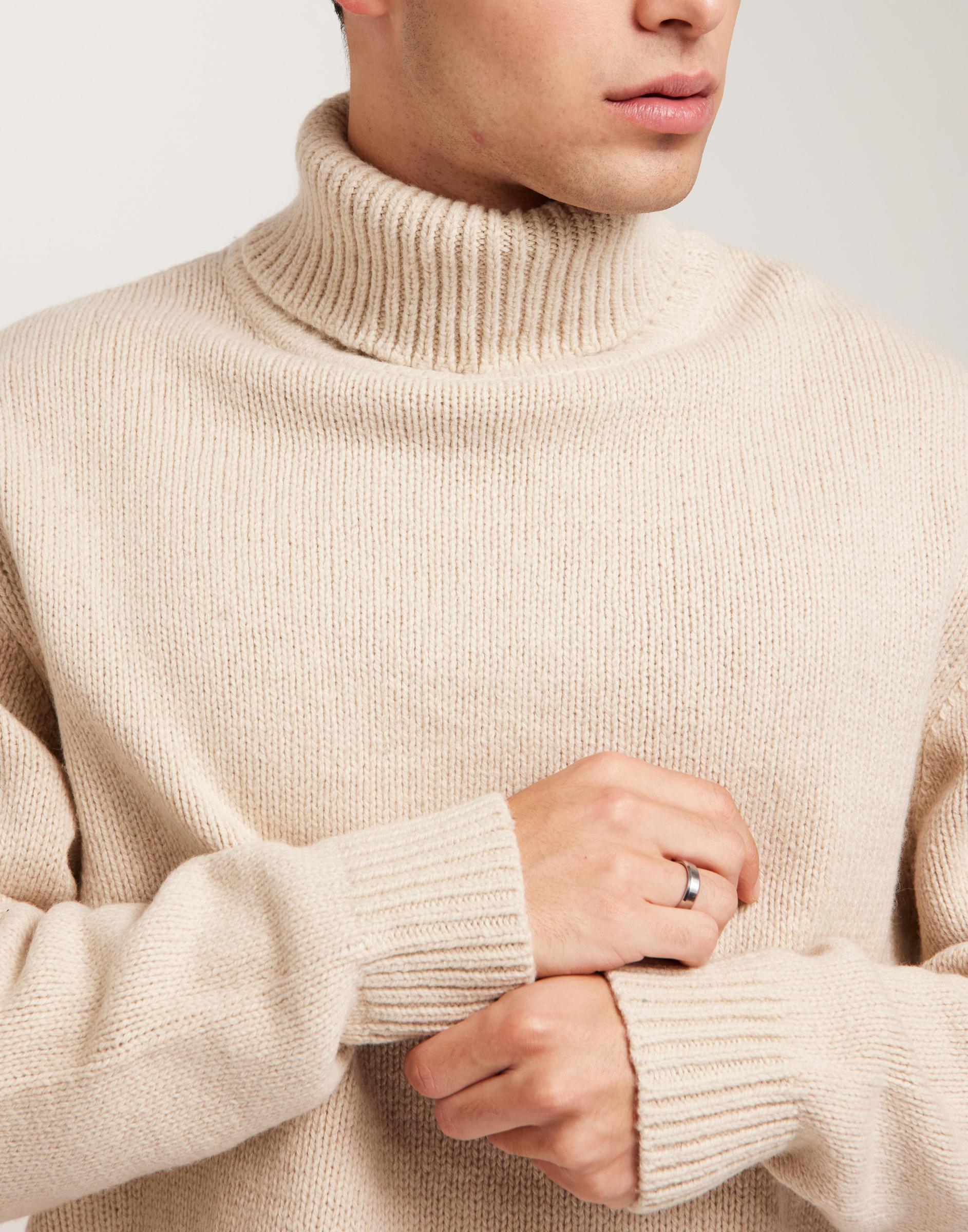 beżowy sweter z golfem wełna