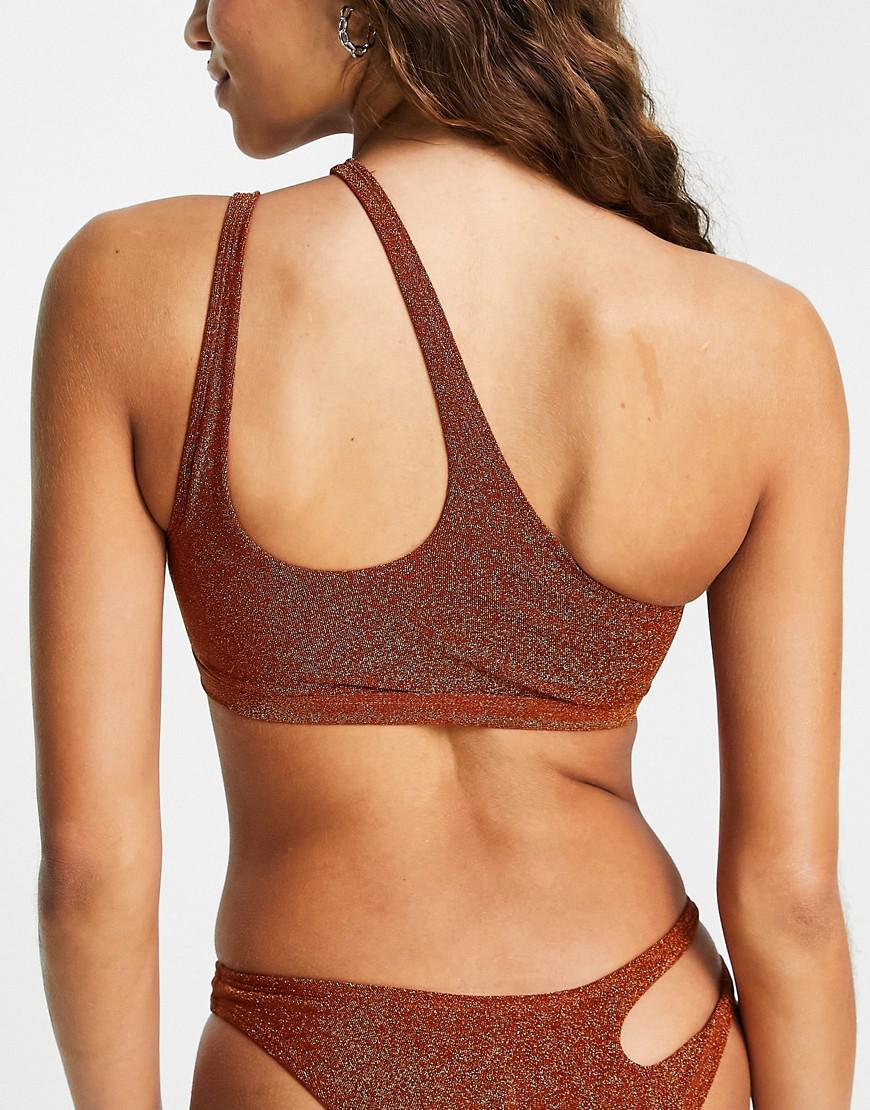 brązowa góra od bikini