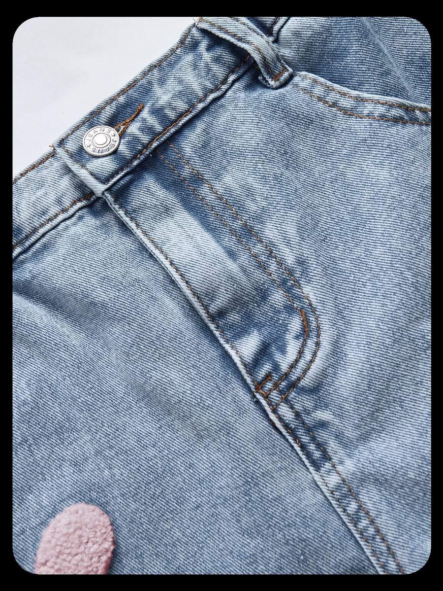 niebieskie spodnie jeans