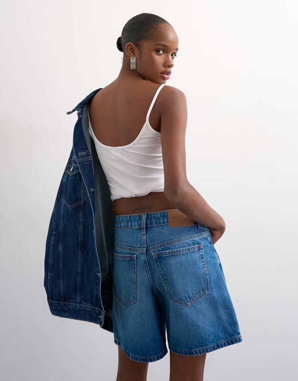 niebieskie krótkie spodenki jeans