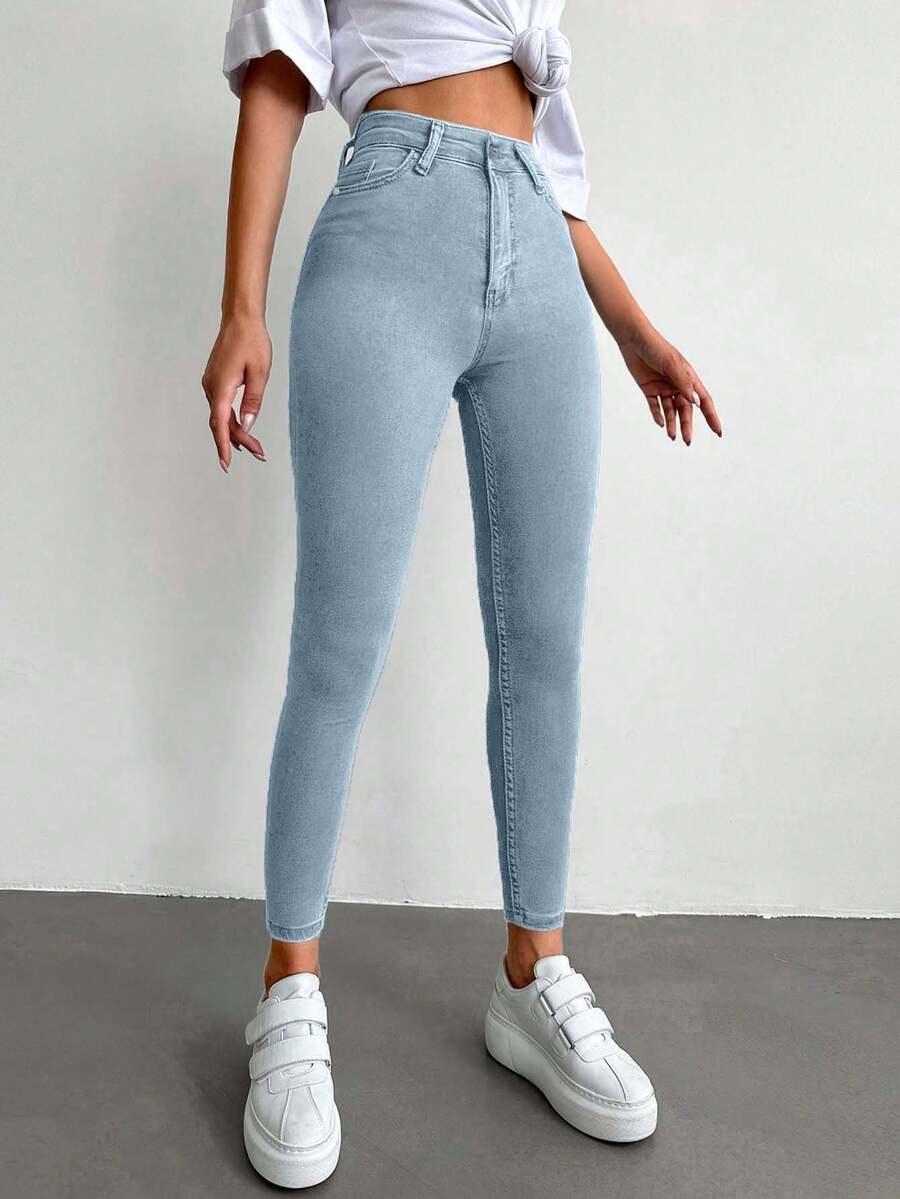 niebieskie spodnie jeans