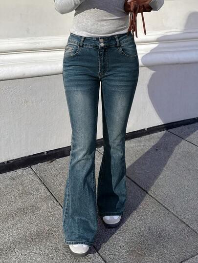 niebieskie spodnie jeans