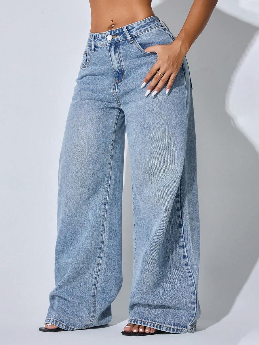 niebieskie spodnie jeans