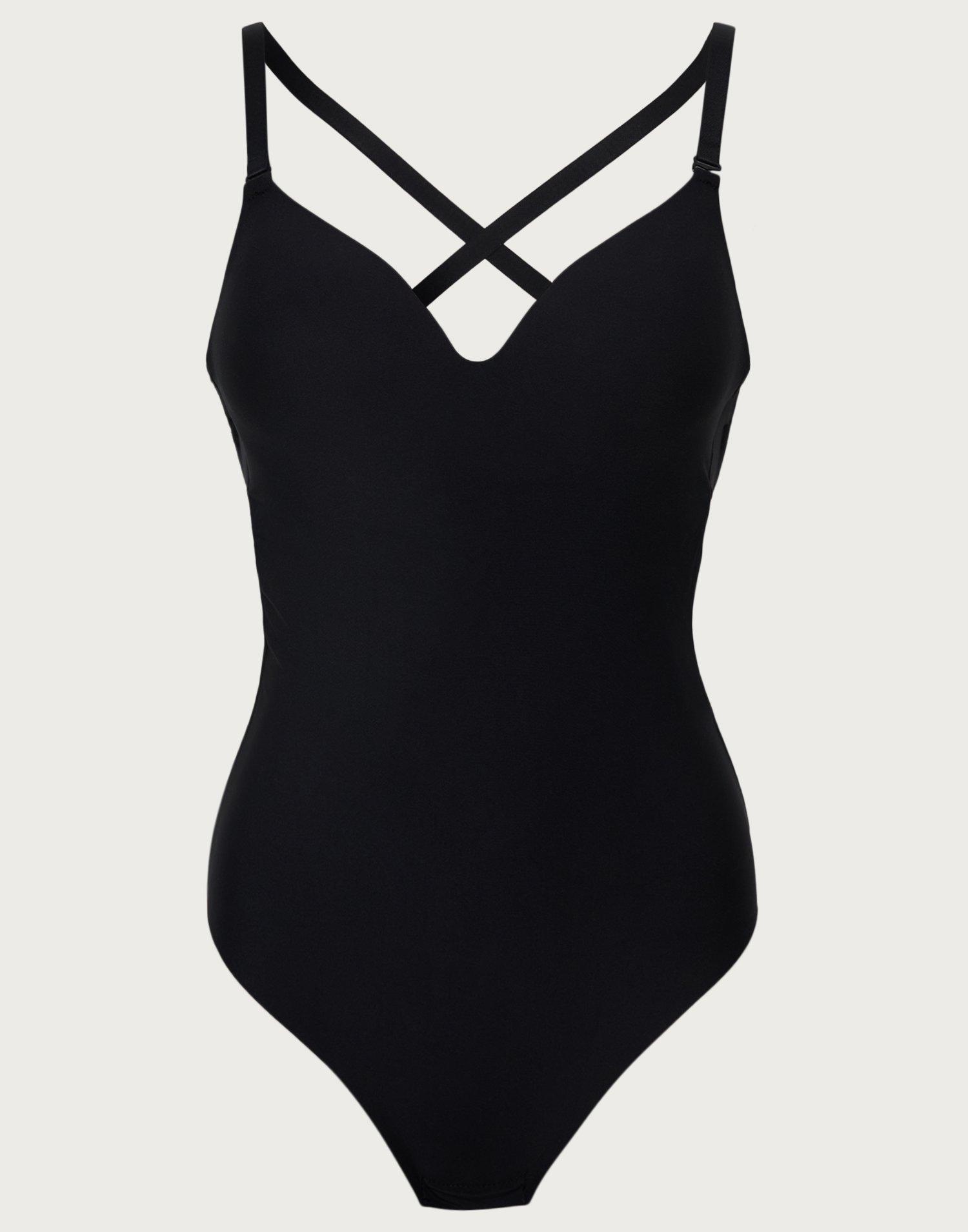 czarne modelujące body stringi