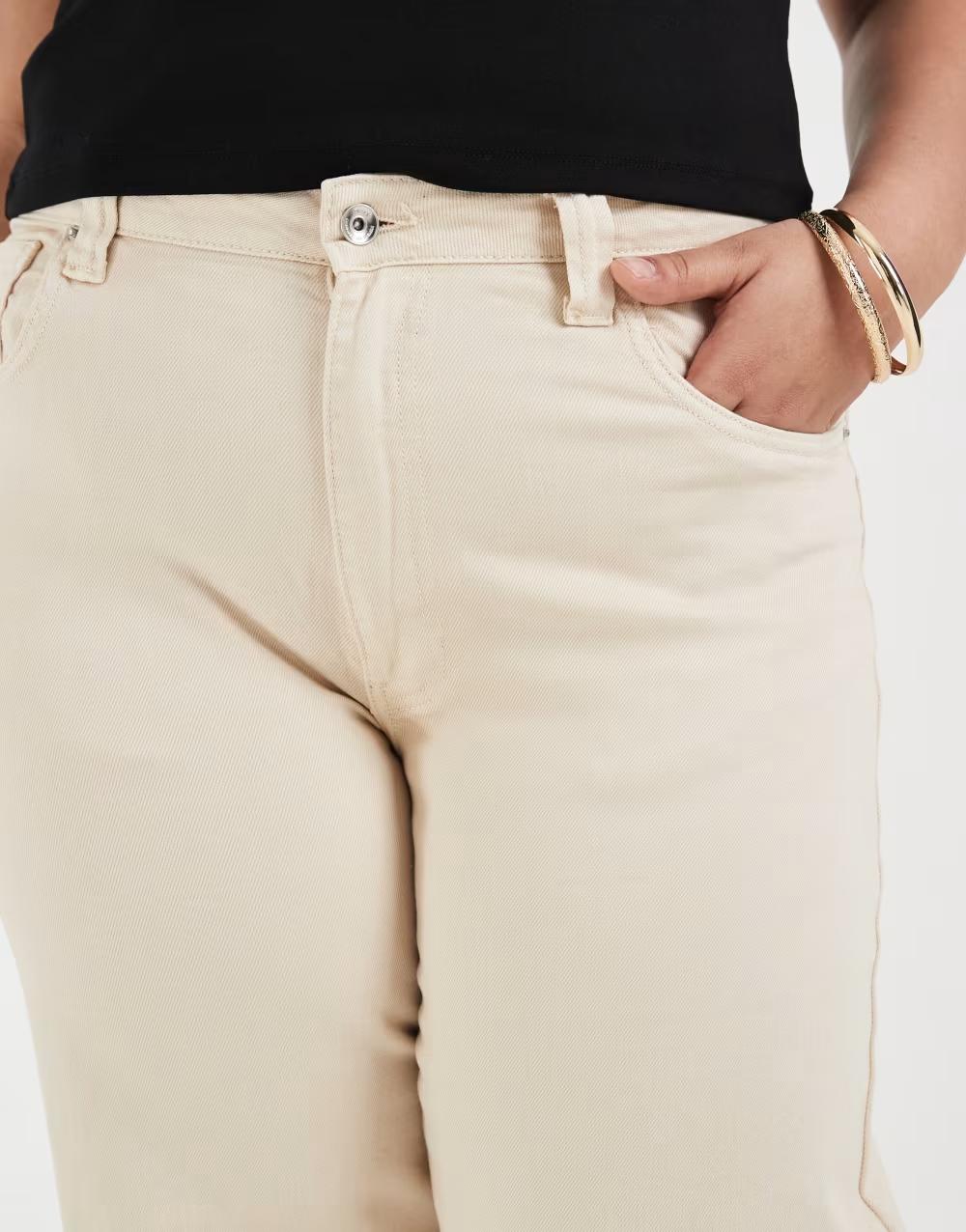 beżowe spodnie jeans kieszenie