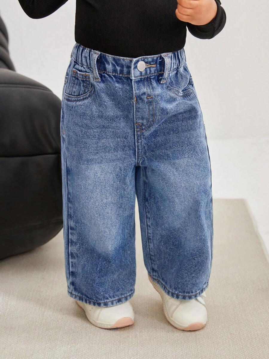 niebieskie spodenki jeans