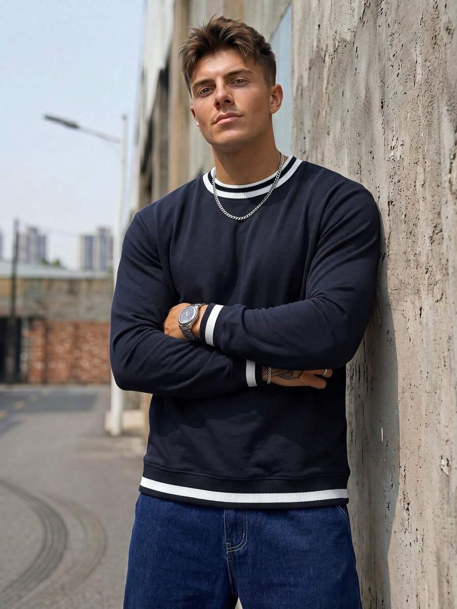 granatowy sweter kontrast