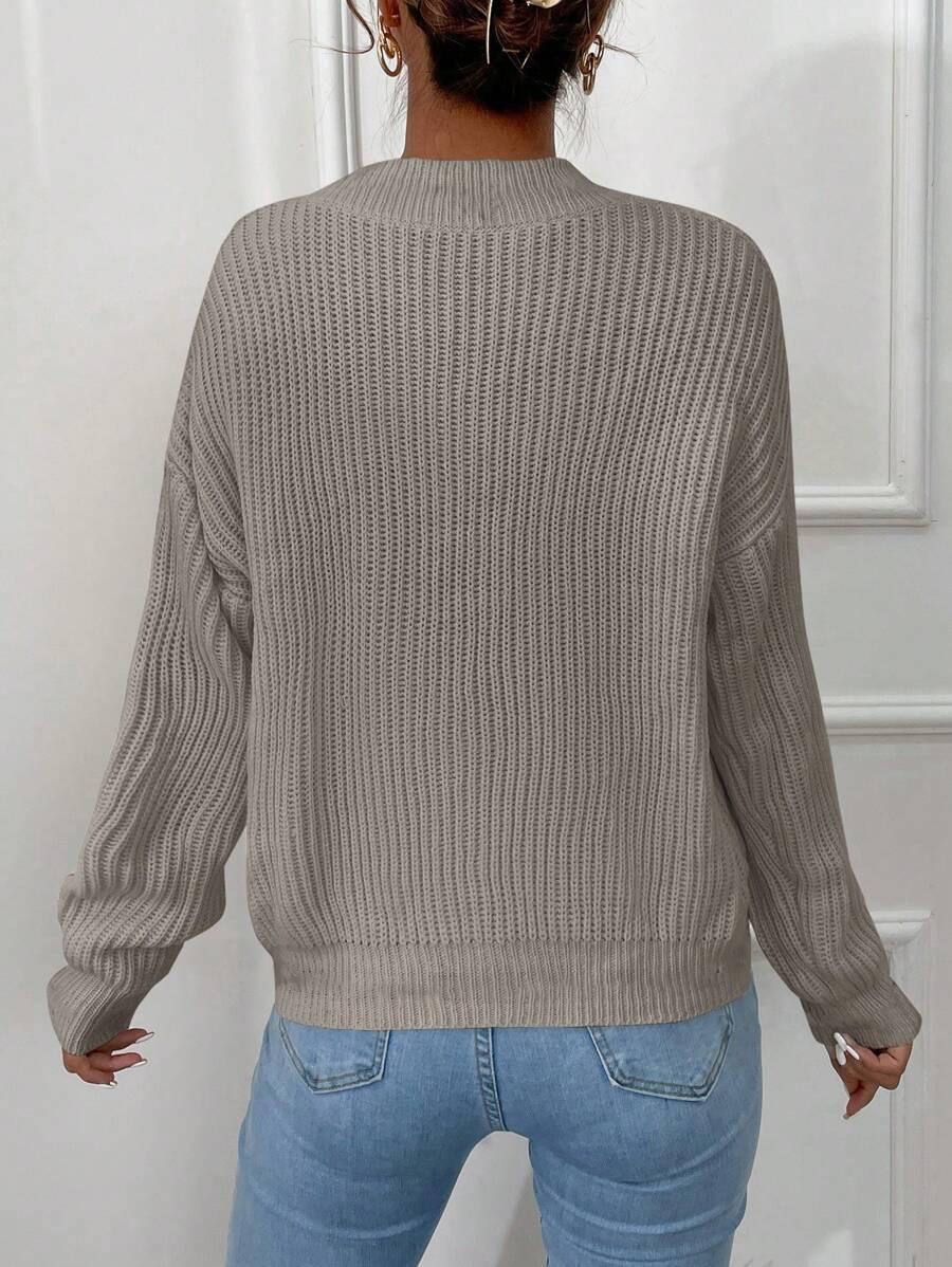 SWETER Z DEKOLTEM W SEREK
