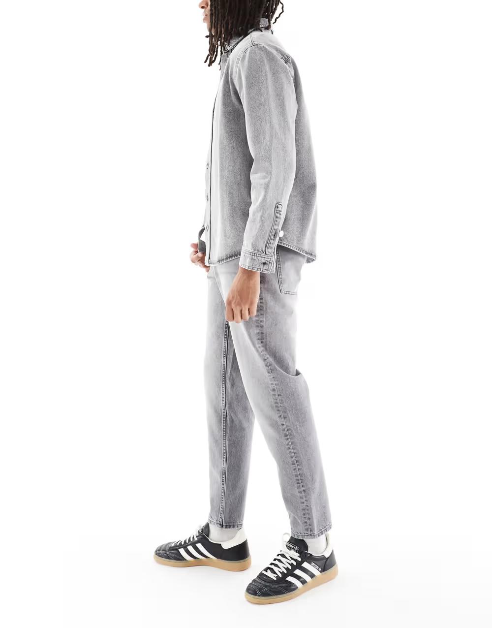 szare spodnie jeans zwężane kieszenie