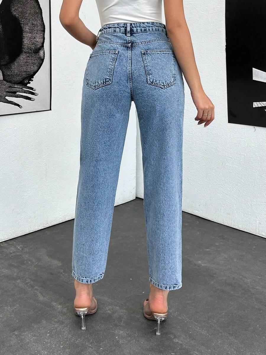 niebieskie spodnie jeans
