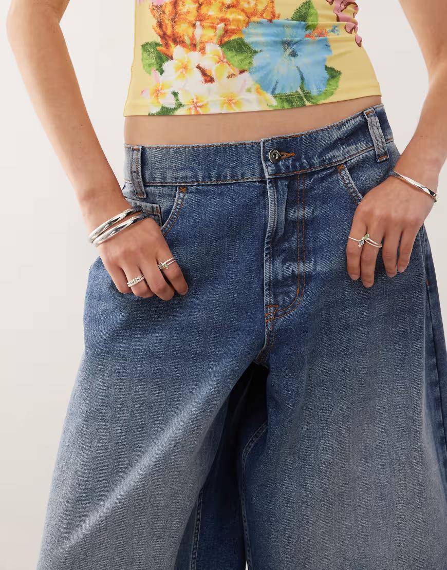 niebieskie spodenki bermudy jeans