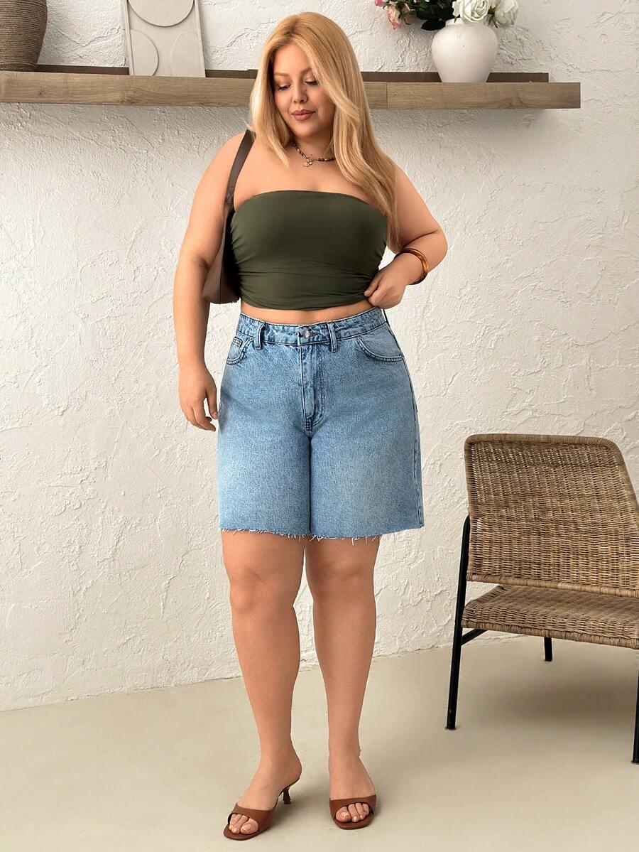 niebieskie spodenki jeans