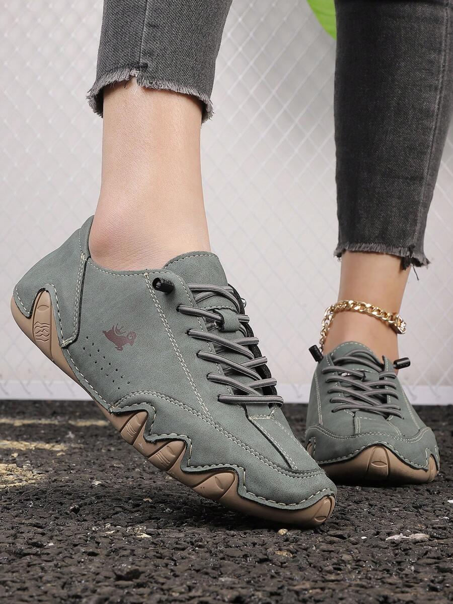 sznurowane zielone buty sportowe