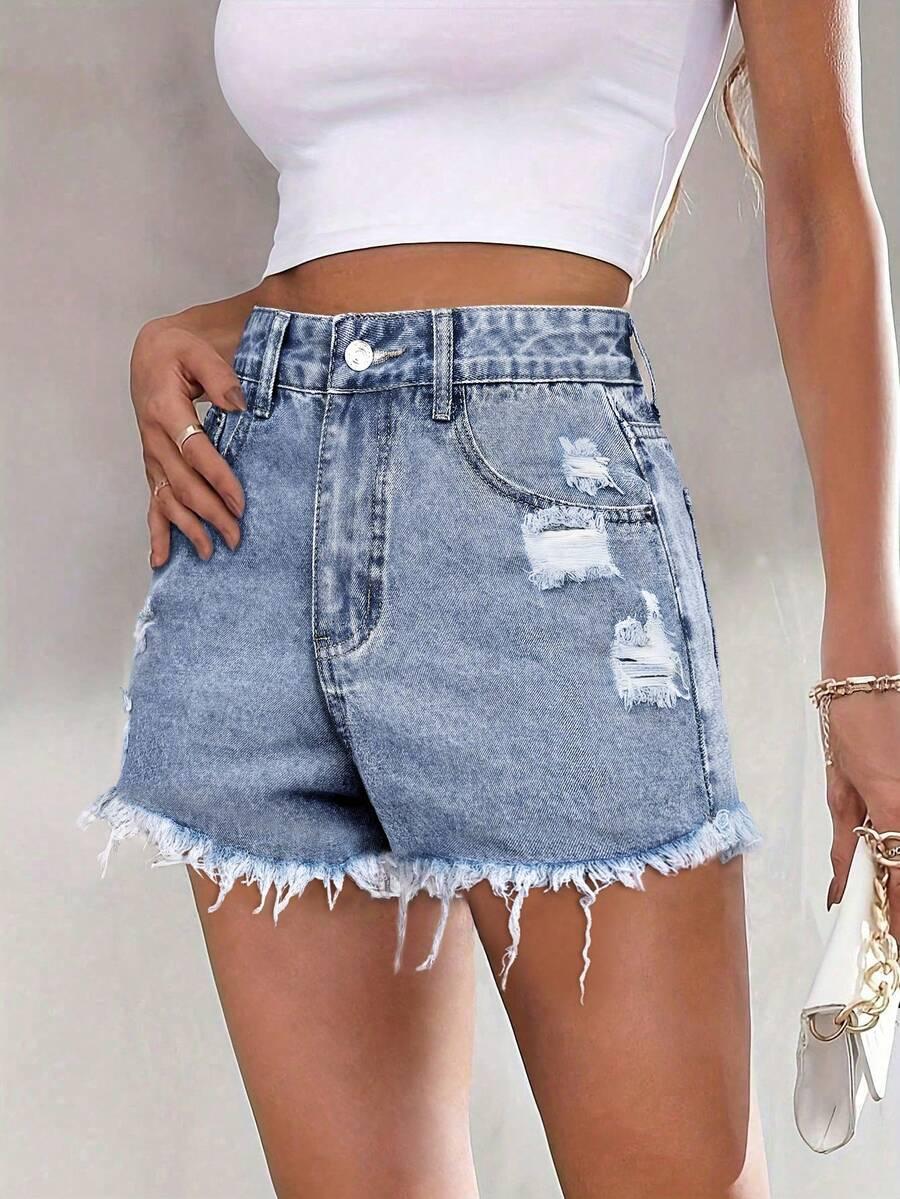 niebieskie spodenki jeans
