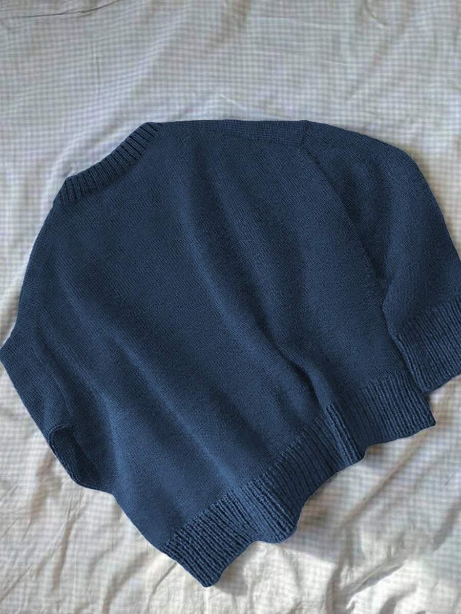 niebieski sweter okrągły dekolt