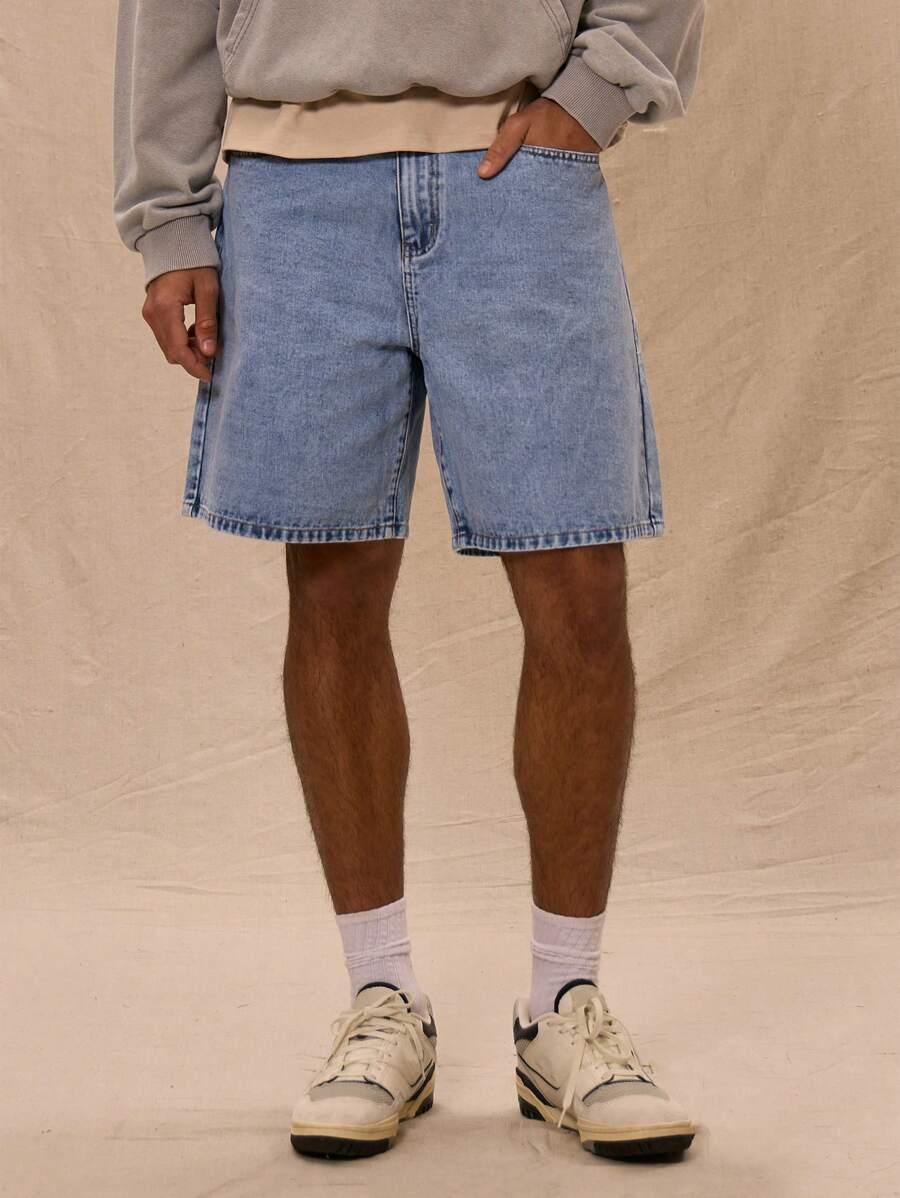 niebieskie spodenki jeans
