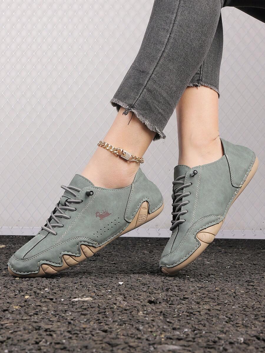 sznurowane zielone buty sportowe