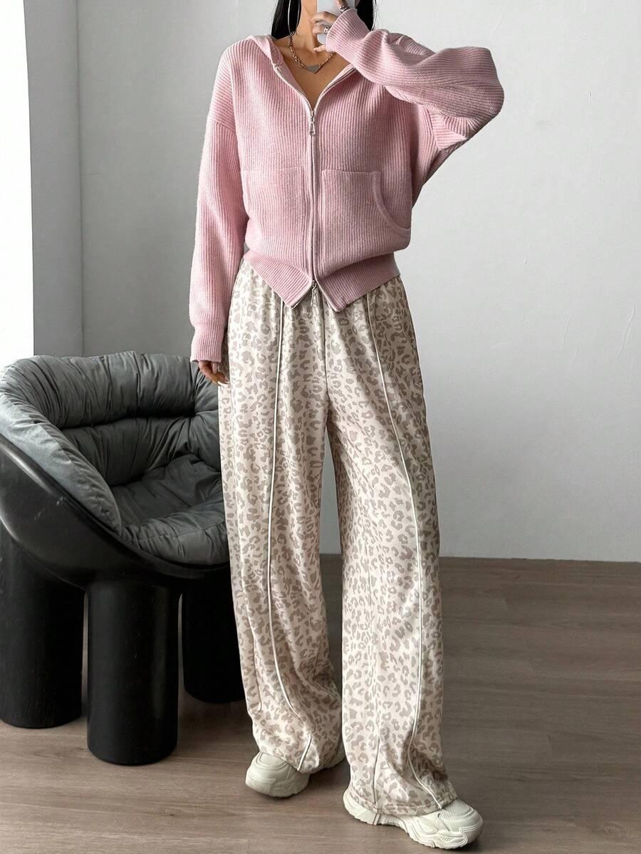 BEŻOWE SPODNIE DRESOWE ANIMAL PRINT