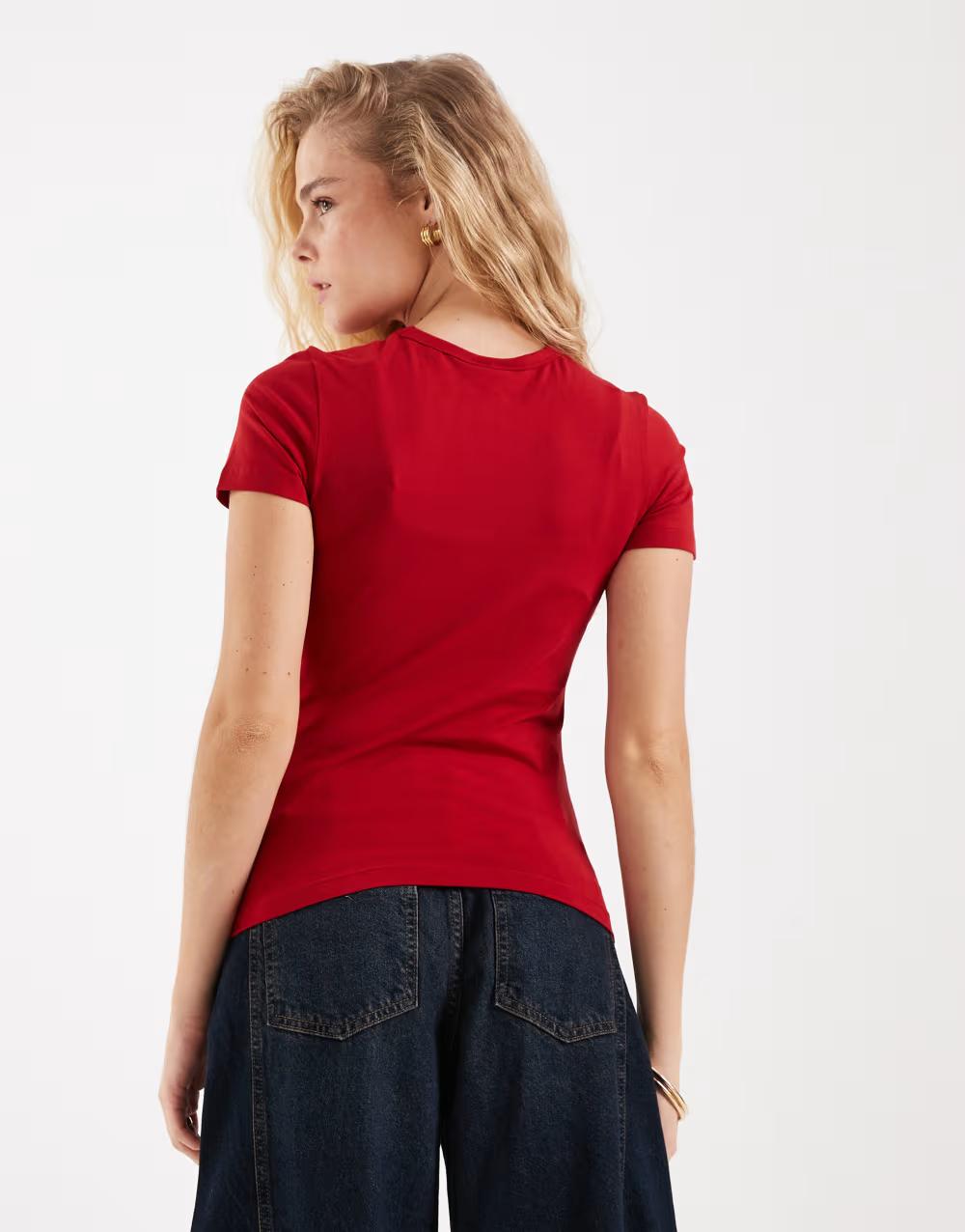 czerwony t-shirt okrągły dekolt