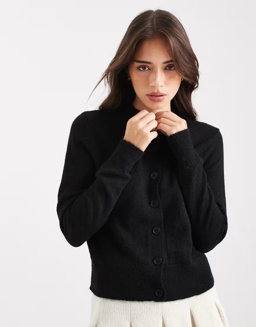 czarny sweter guziki