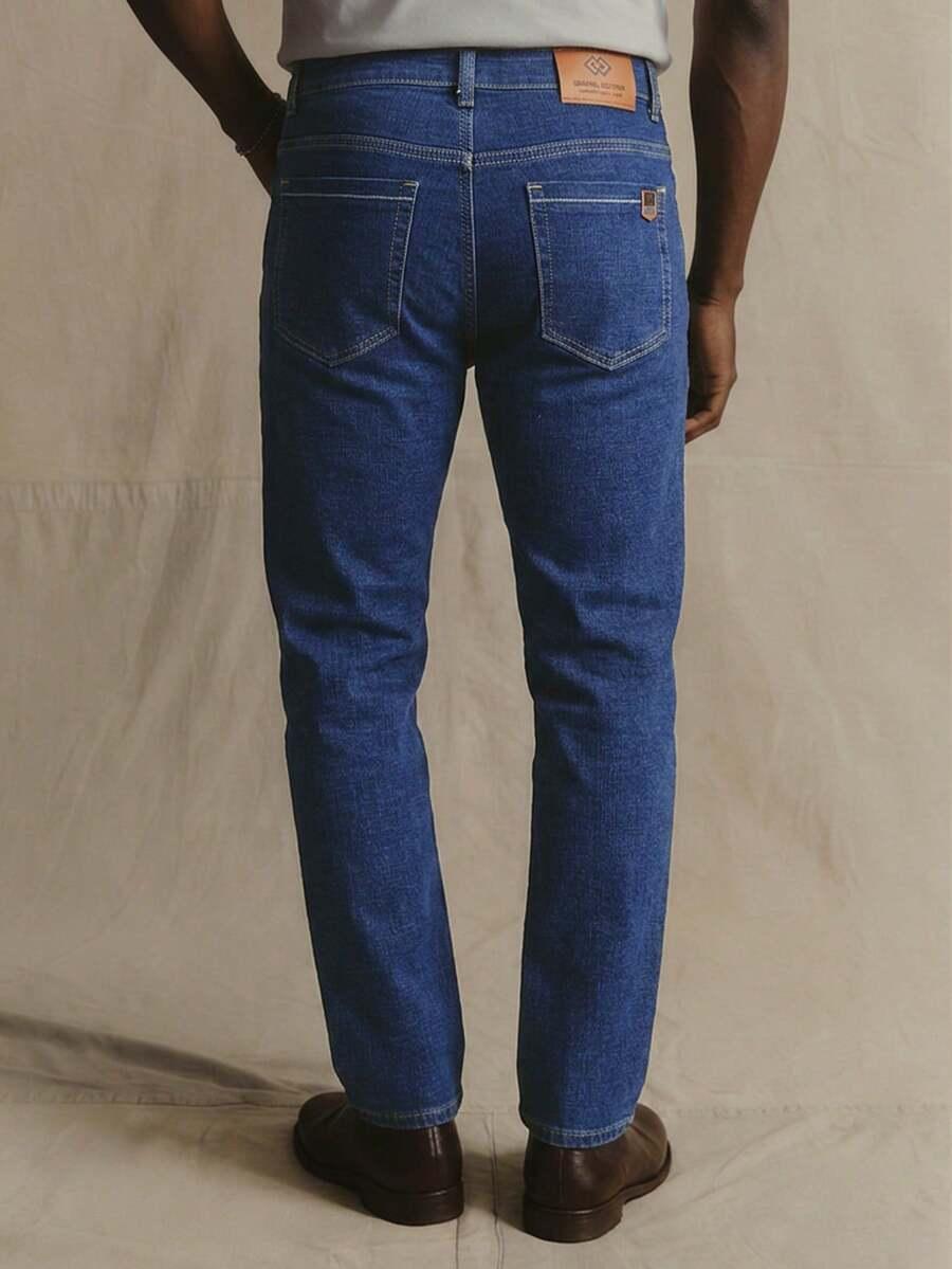niebieskie spodnie jeansowe