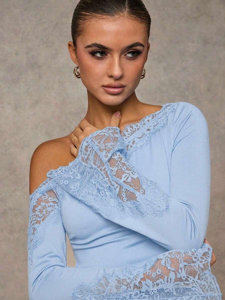 niebieska bluzka koronka