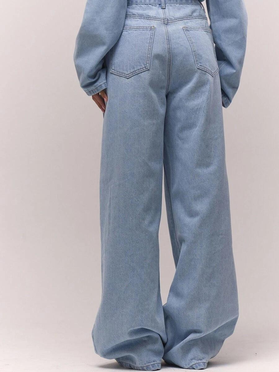 niebieskie spodnie jeans