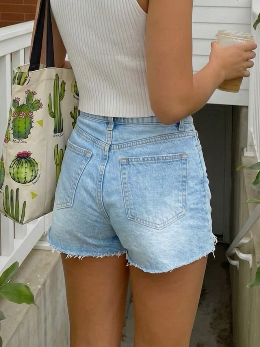 niebieskie spodenki jeans
