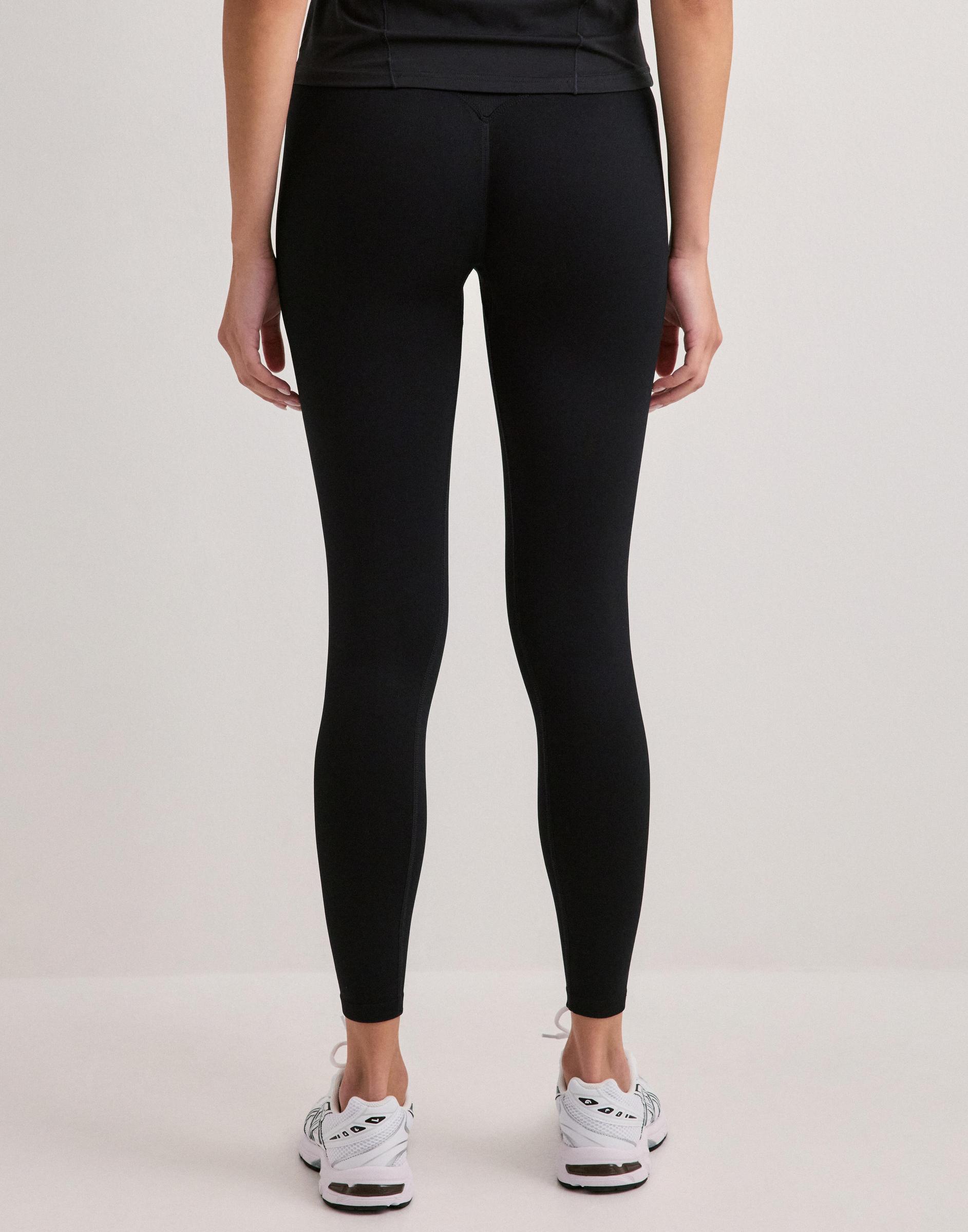 czarne sportowe legginsy