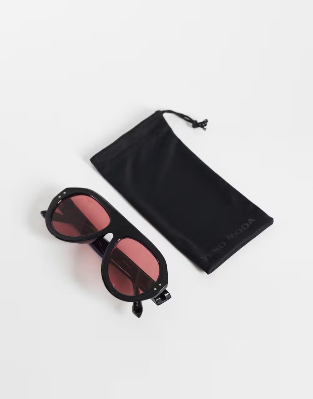 czarne okulary przeciwsłoneczne typu aviator