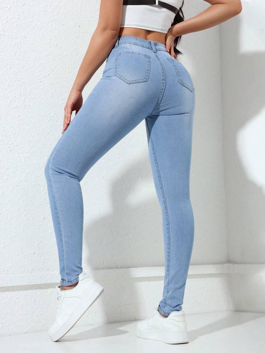 niebieskie spodnie jeans rurki