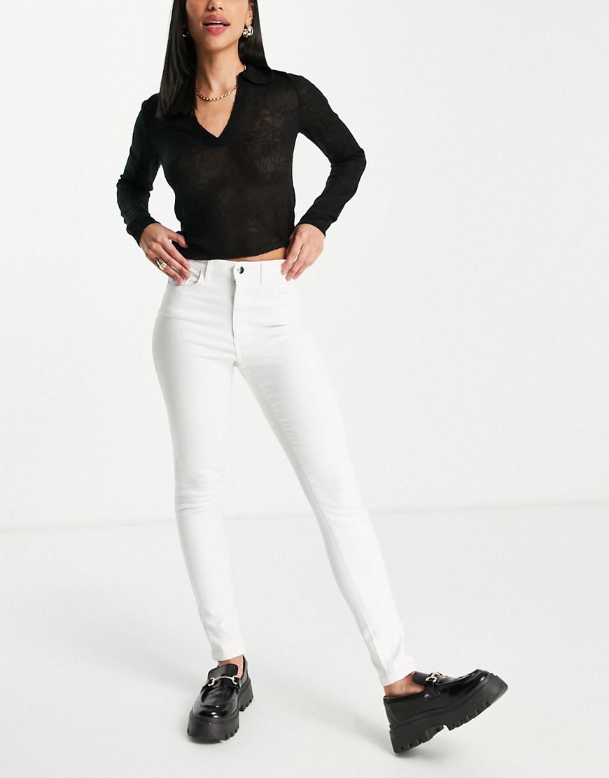 BIAŁE SPODNIE JEANS