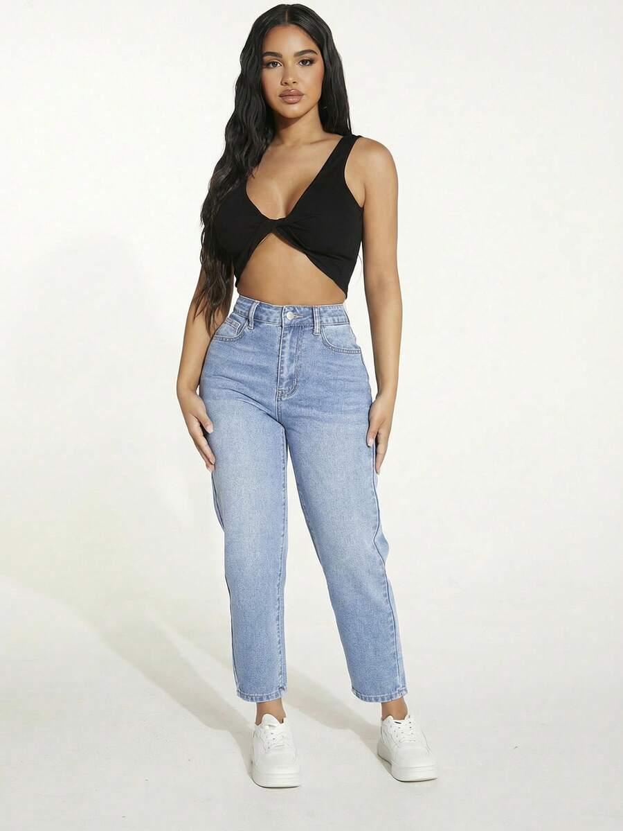 niebieskie spodnie mom jeans