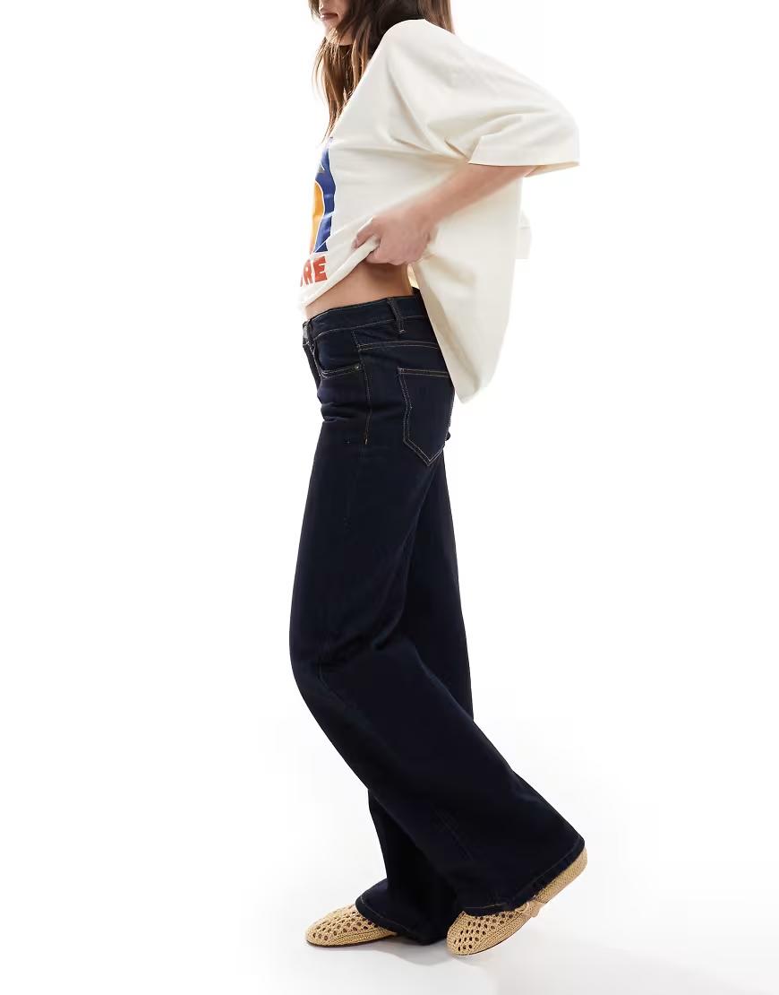 granatowe spodnie jeans kieszenie