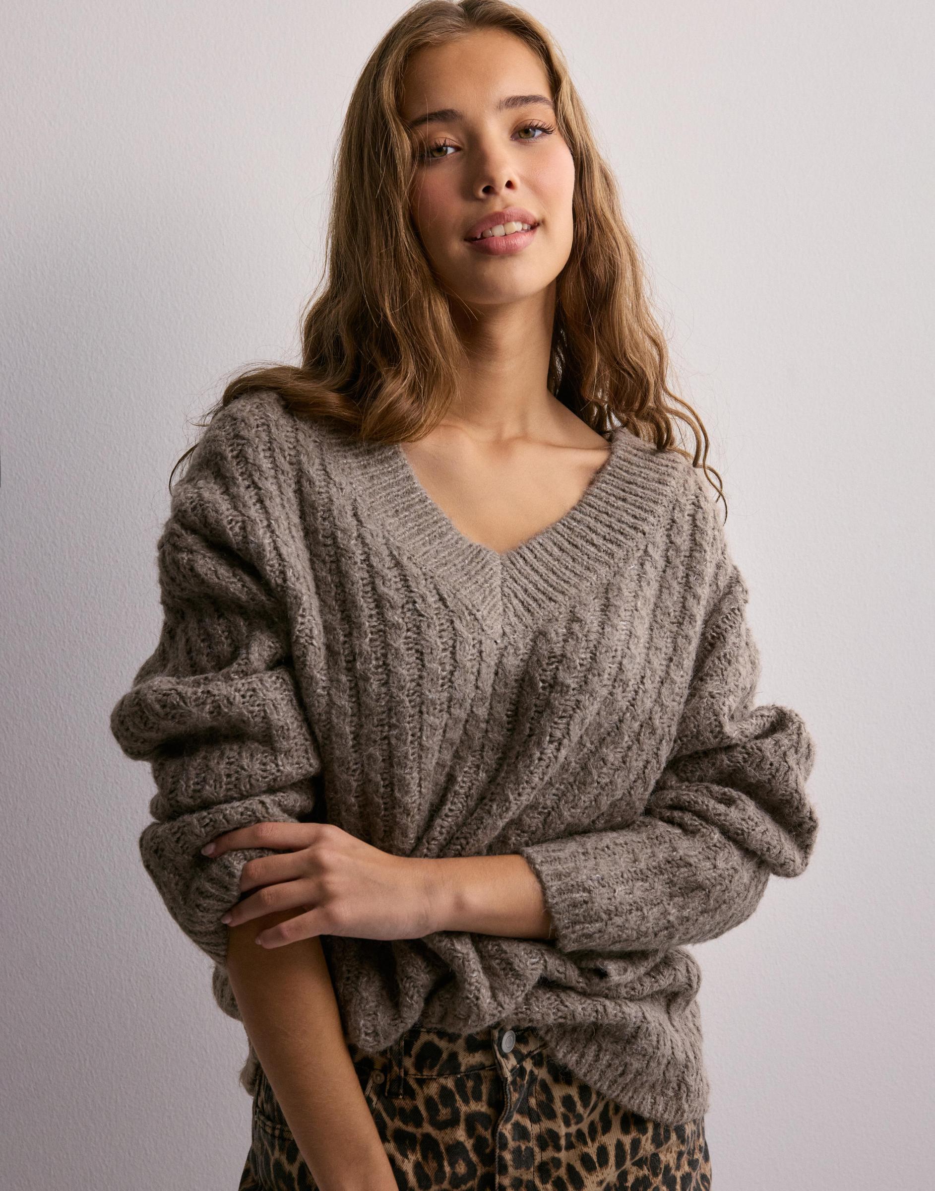 BRĄZOWY SWETER OVERSIZE V NECK
