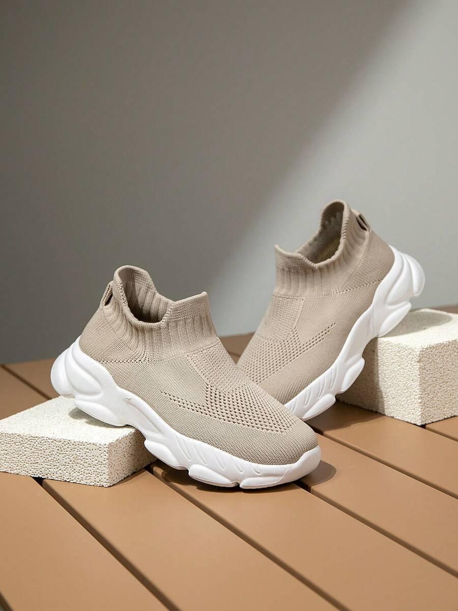 beżowe buty sportowe