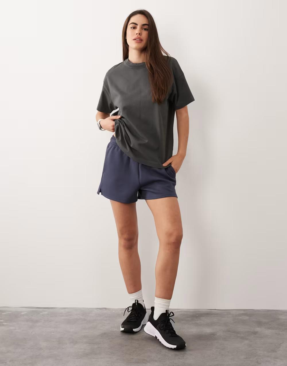 szary t-shirt oversize okrągły dekolt