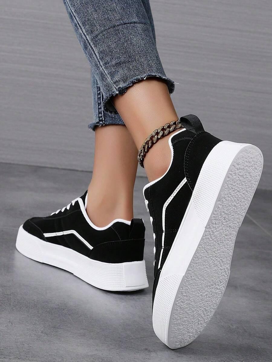 sznurowane czarne buty sportowe
